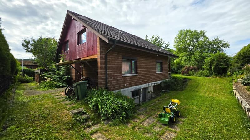 Grosszügigies Einfamilienhaus mit grossem Garten und Weitblick (3)