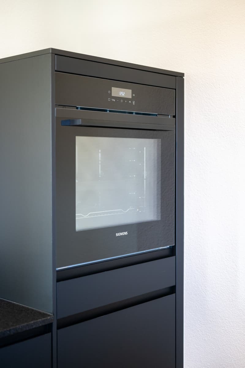 black built-in oven, glass door, digital display, Siemens brand