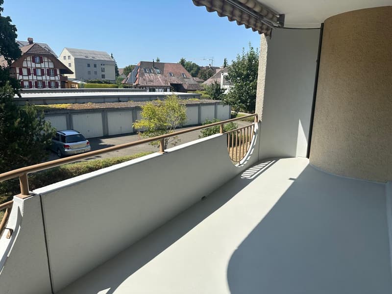 Zu vermieten nach Vereinbarung, frisch sanierte 2.5-Zimmer-Wohnung mit grossem Balkon (7)