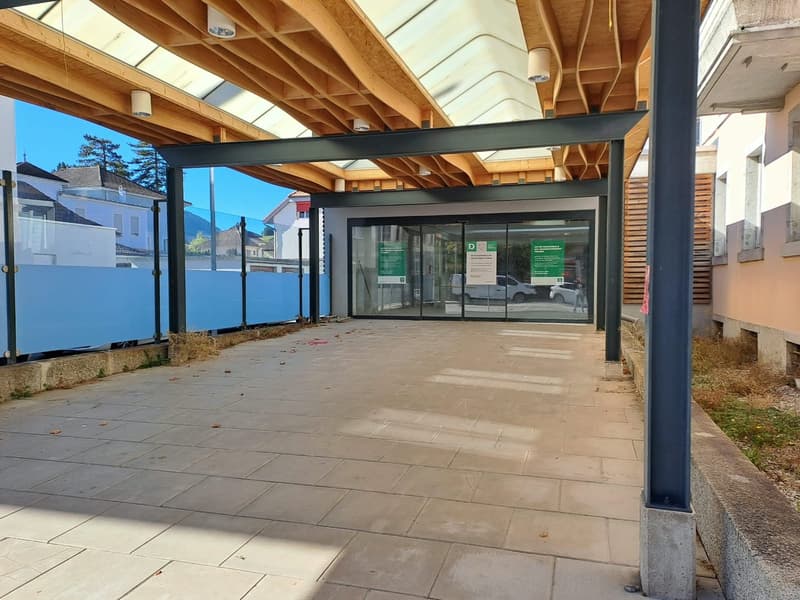 Grand local commercial de plain-pied avec grand couvert (1)