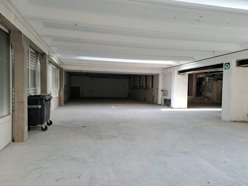 Grand local commercial de plain-pied avec grand couvert (3)