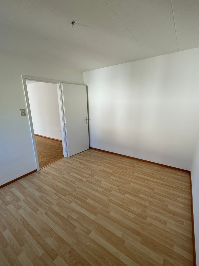 Attraktives Mehrfamilienhaus in Moutier – 9 Wohnungen, Garagen & Balkone (12)