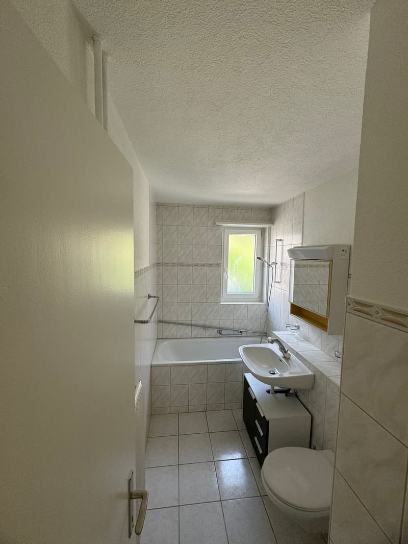 Attraktives Mehrfamilienhaus in Moutier – 9 Wohnungen, Garagen & Balkone (8)