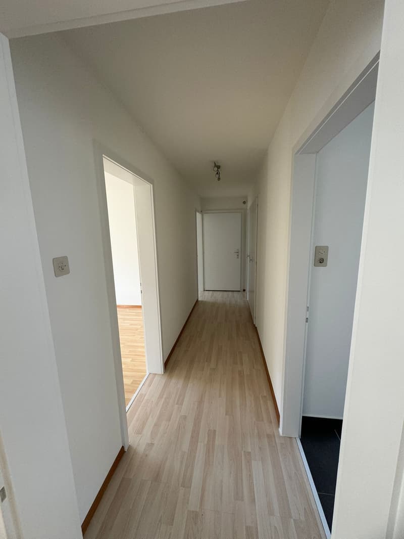 Attraktives Mehrfamilienhaus in Moutier – 9 Wohnungen, Garagen & Balkone (13)