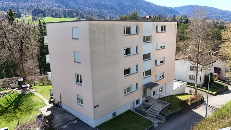 Attraktives Mehrfamilienhaus in Moutier – 9 Wohnungen, Garagen & Balkone (2)