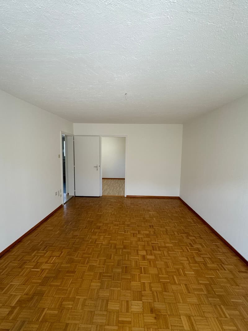 Attraktives Mehrfamilienhaus in Moutier – 9 Wohnungen, Garagen & Balkone (9)