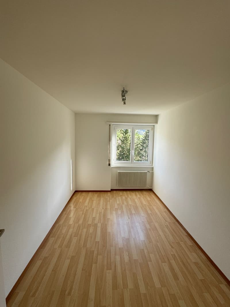 Attraktives Mehrfamilienhaus in Moutier – 9 Wohnungen, Garagen & Balkone (11)