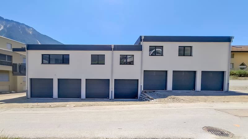 A LOUER GRAND GARAGE-BOX avec 1 place parc devant SALQUENEN - SIERRE (1)