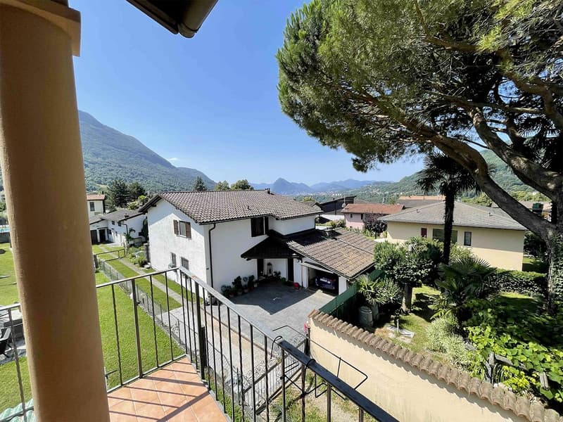 detached house, 2 stories, driveway, garden, green mountains in the background