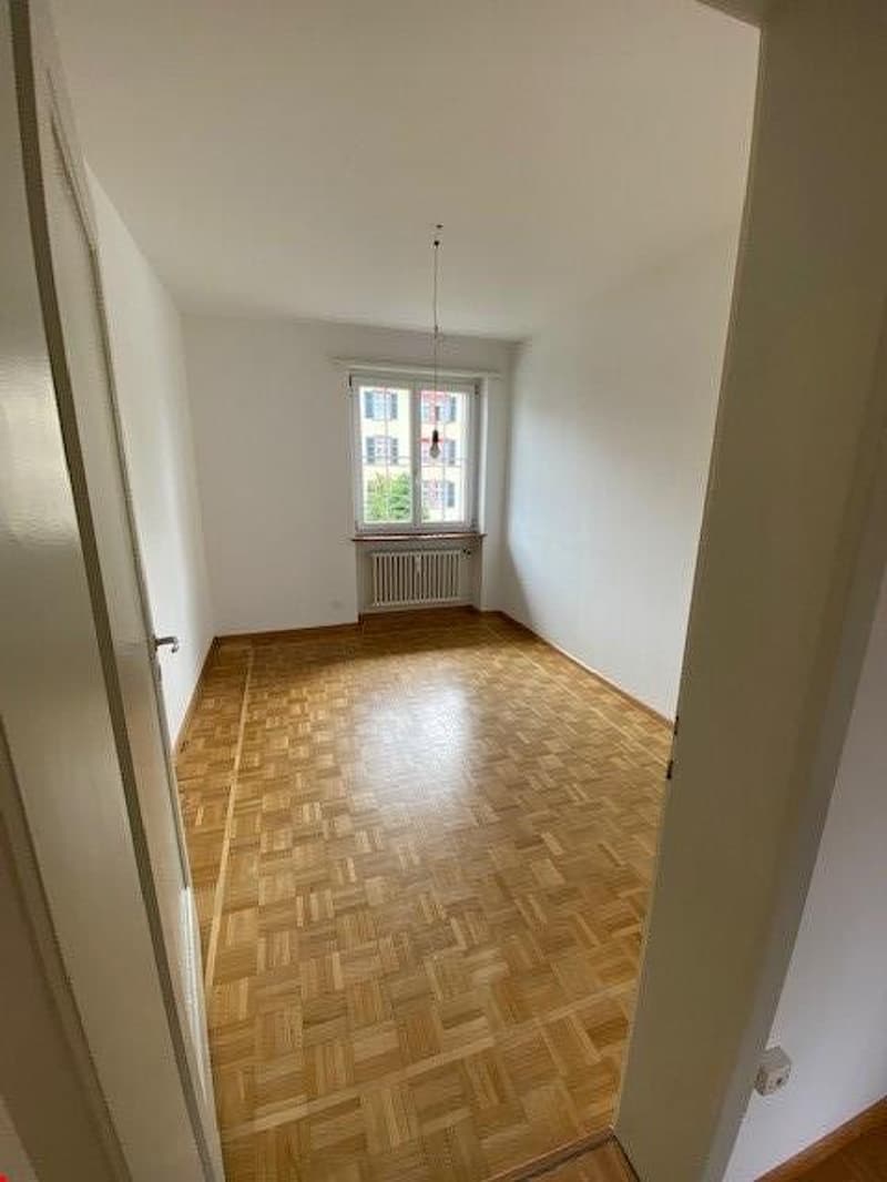 Schöne 3 Zimmerwohnung Zentral gelegen mit zwei Balkone (2)