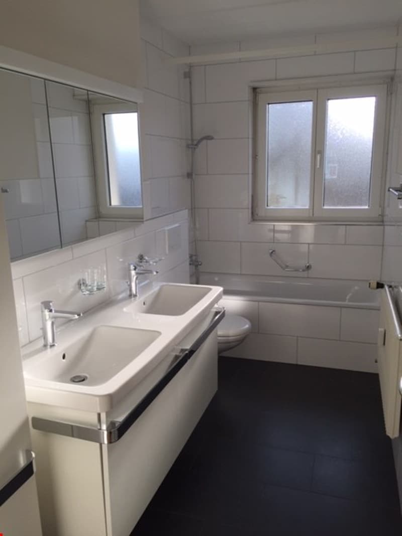 Badezimmer mit Doppellavabo und Badewanne