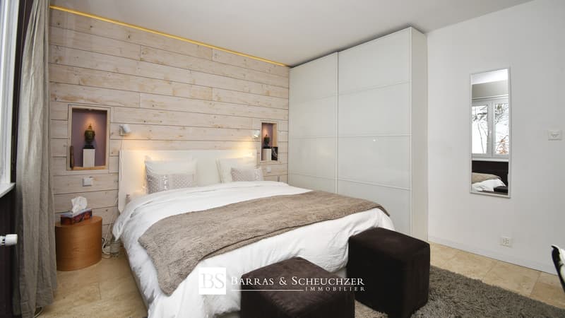 Chambre / a picture of a modern bedroom with a double bed