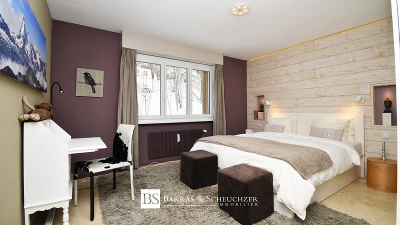 Chambre / a picture of a bedroom with a white bed and a large window