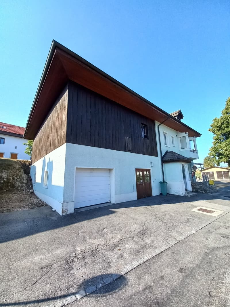 A vendre: Maison avec magasin et deux appartements (4)