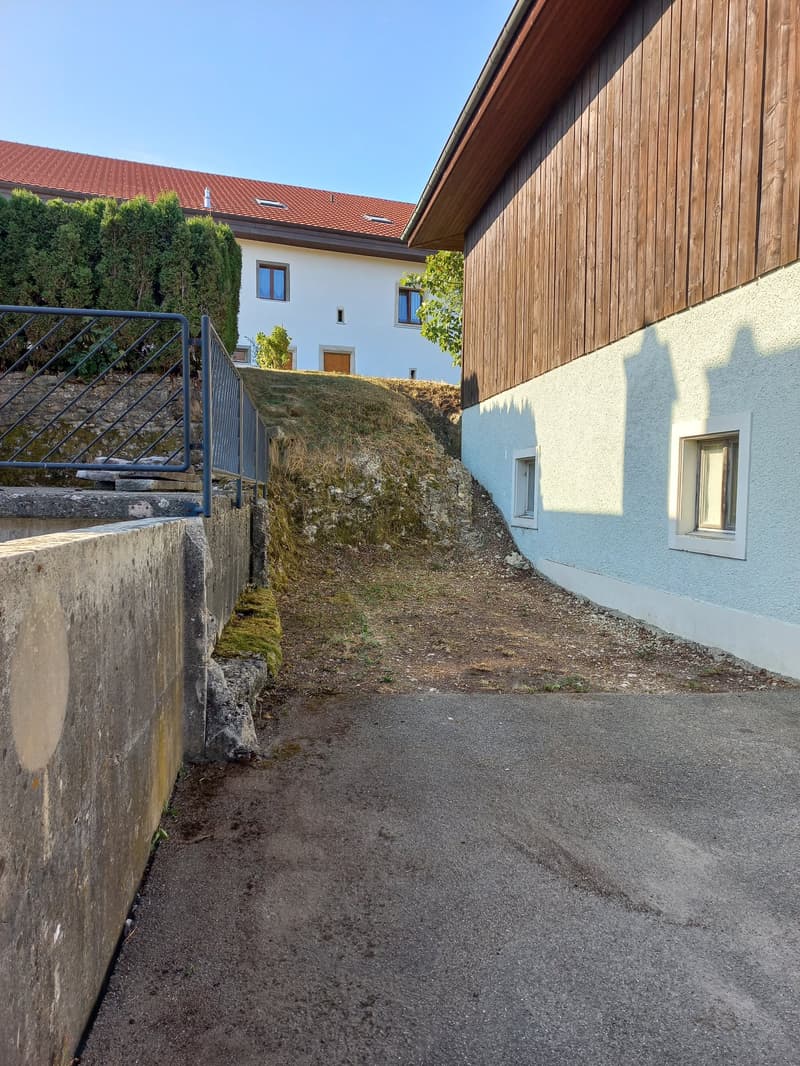 A vendre: Maison avec magasin et deux appartements (5)