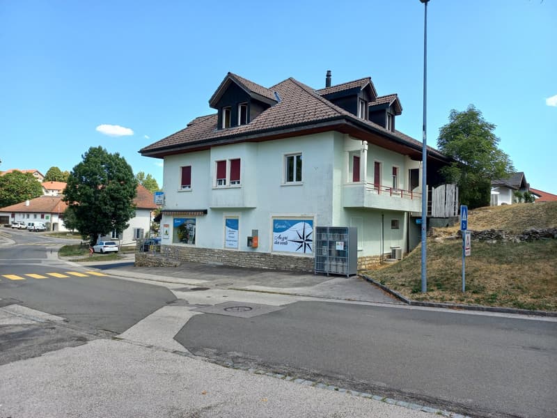 A vendre: Maison avec magasin et deux appartements (2)