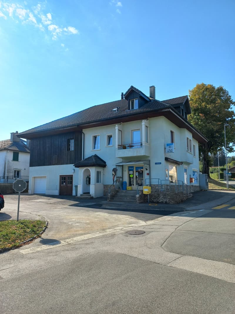 A vendre: Maison avec magasin et deux appartements (1)