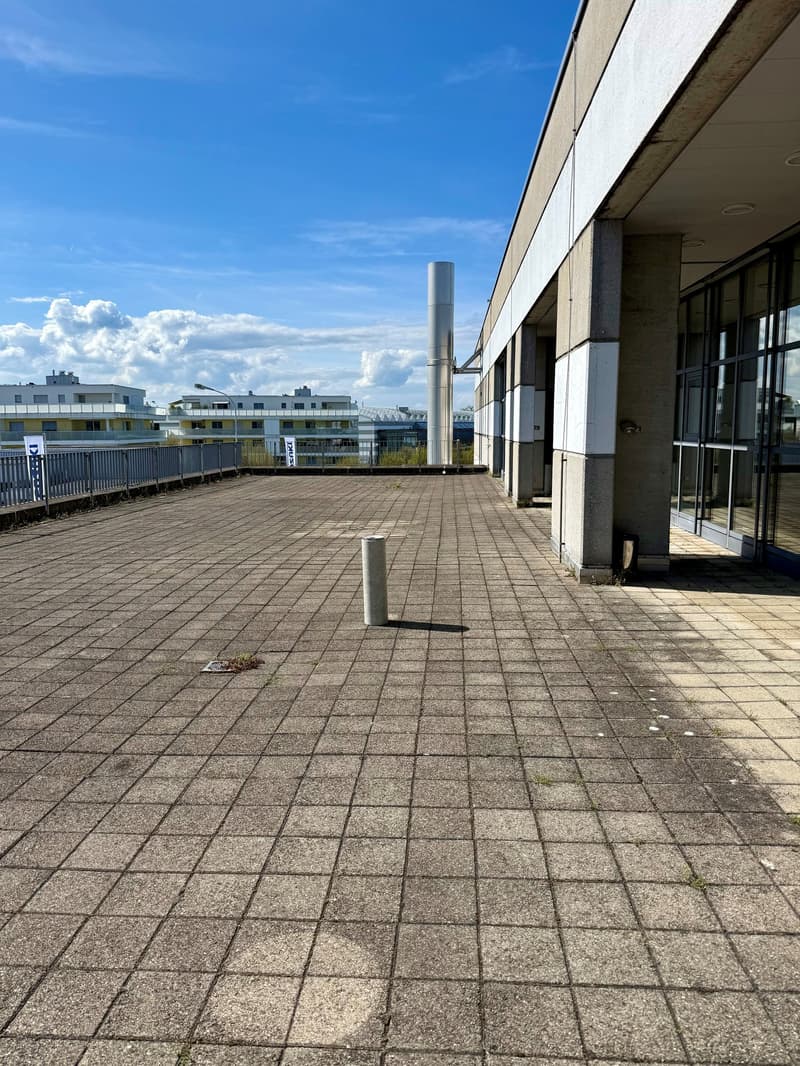 Moderne Bürofläche mit hohen, lichtdurchfluteten Räumen und Terrasse im Industriegebiet von Arbon (5)