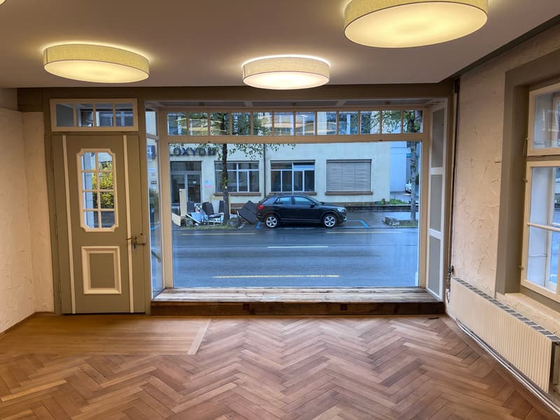 Espace commercial rénové en plein cœur de Biel – idéal pour salon, cabinet ou bureau (3)