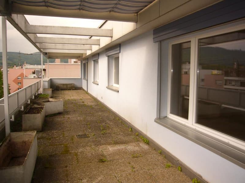 teilrenovierte 5.5-Attikazimmerwohnung an ruhiger Lage mit Aussen-Pool (2)