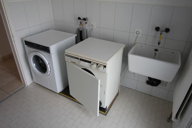 teilrenovierte 5.5-Attikazimmerwohnung an ruhiger Lage mit Aussen-Pool (11)