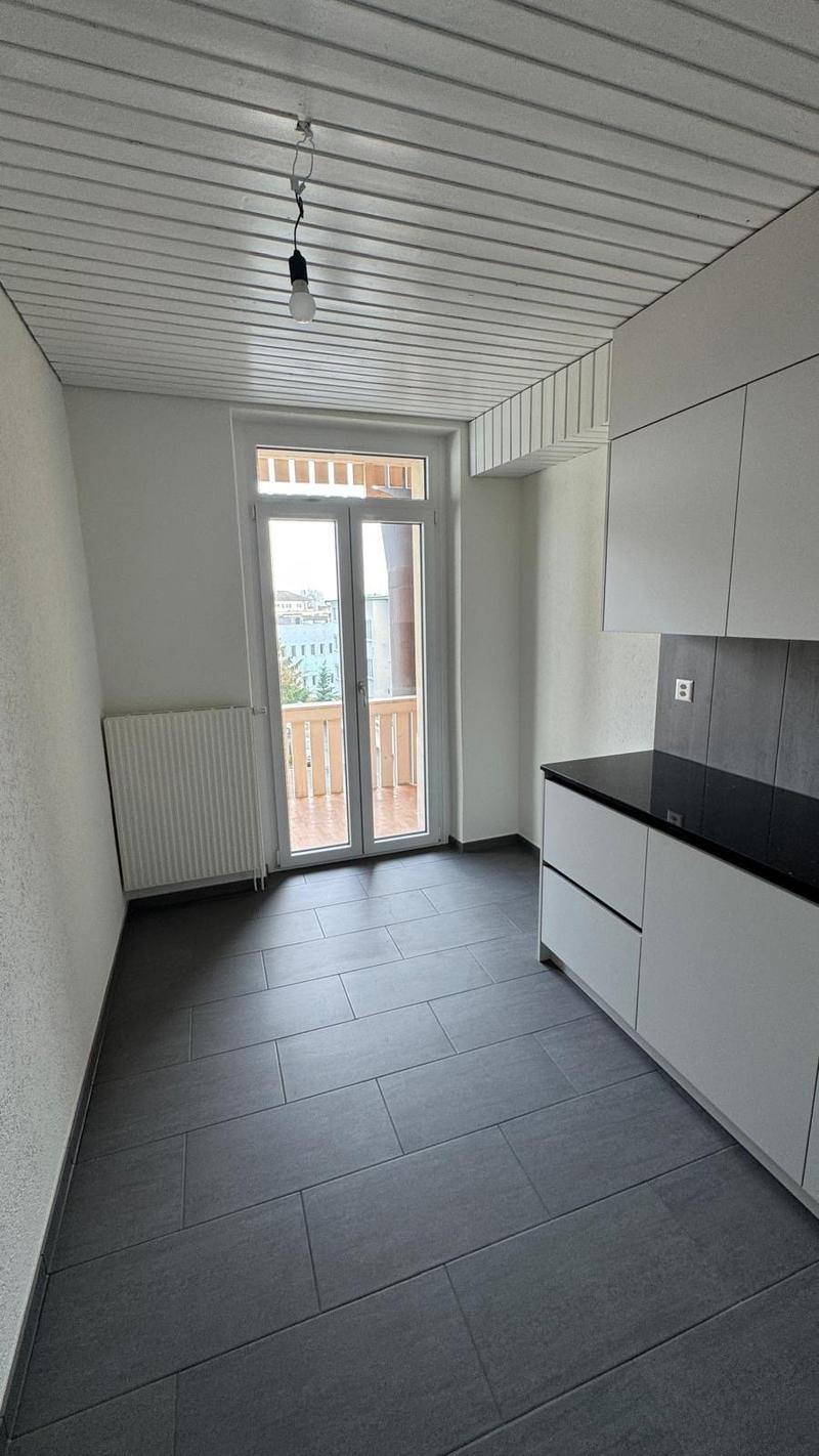 Renovierte 4.5-Zimmer-Wohnung mit Balkon an zentraler Lage (2)