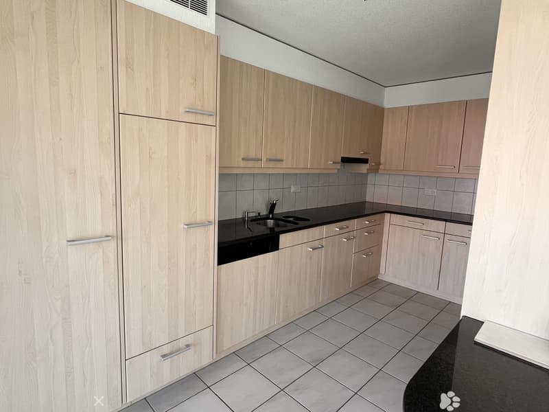 Helle 4-Zimmer-Wohnung mit Balkon und moderner Ausstattung in Biel (2)