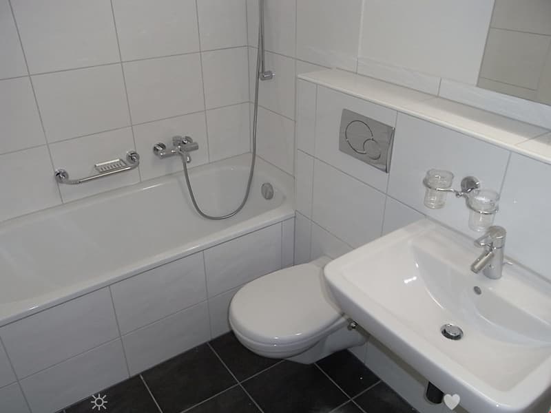 Grosszügige 2.5-Zimmer-Wohnung mit zwei Balkonen in Biel/Bienne (4)