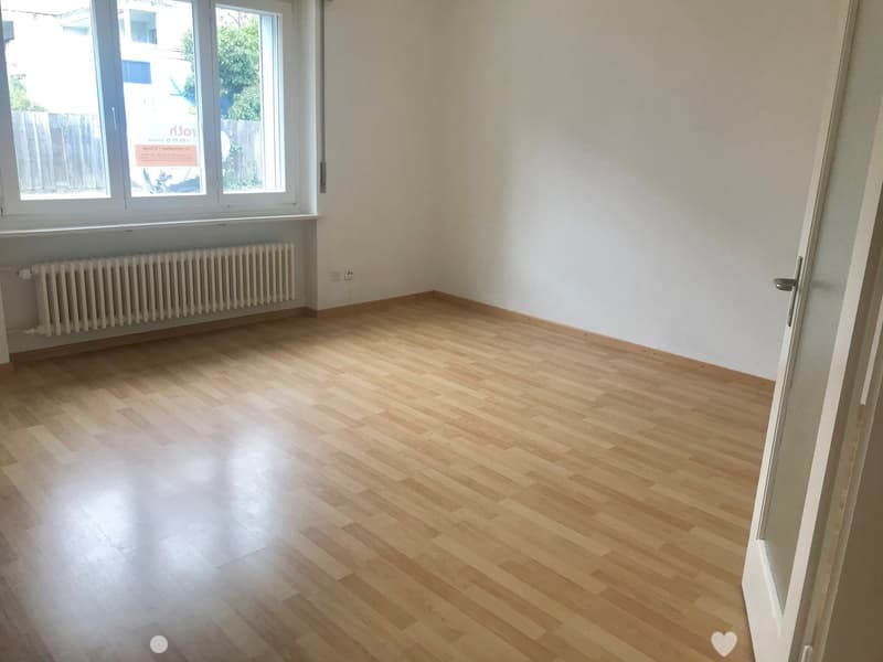 Grosszügige 2.5-Zimmer-Wohnung mit zwei Balkonen in Biel/Bienne (3)