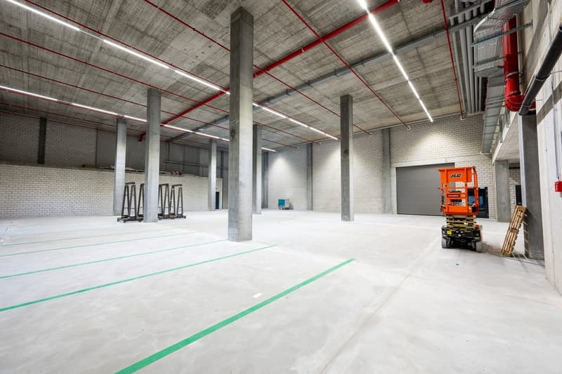 Espace commercial/stockage au rez-de-chaussée dans un emplacement central (3)