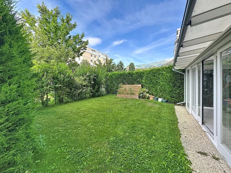 Sion – Appartement de 2.5 pièces au rez avec pelouse privative et garage-box, proche du centre-ville (1)