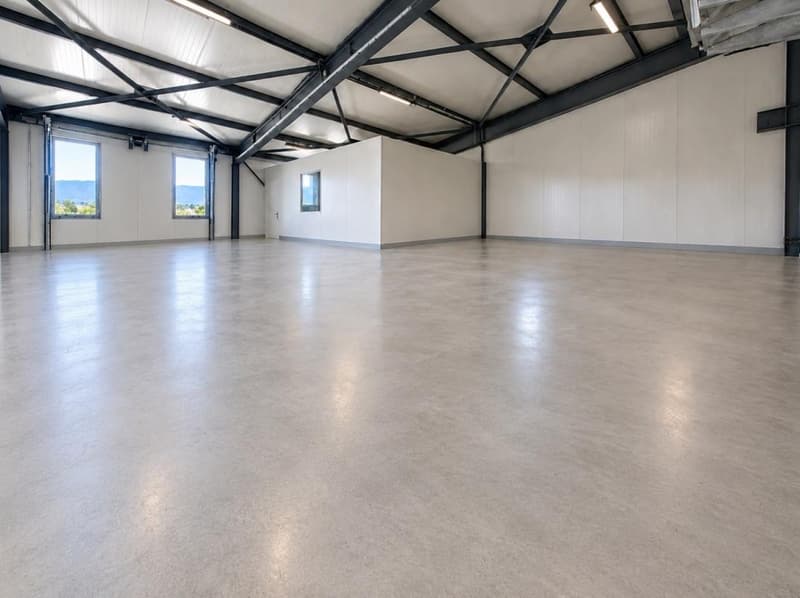 Sion, à louer un local de 297.60 m2 au rez étage dans un bâtiment industriel entièrement rénové (7)