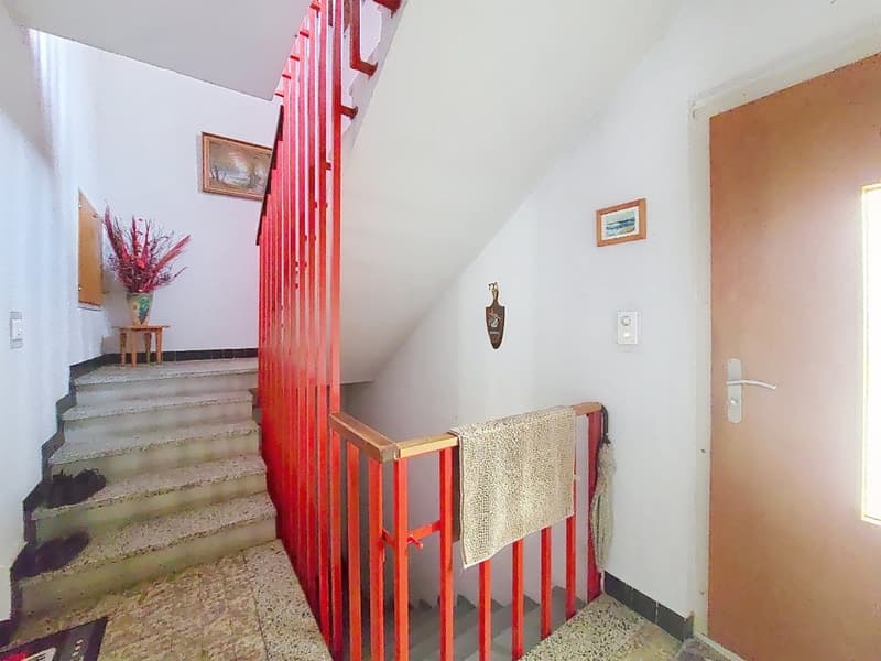 Pramagnon, maison familiale de 230m2 avec pelouse et places de parc extérieures (11)