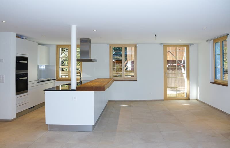 Exklusive 6.5-Zimmer-Wohnung in idyllischem Bauernhaus in Utzigen zu vermieten (3)