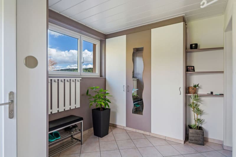 Maison avec deux appartements et 7 garages (11)