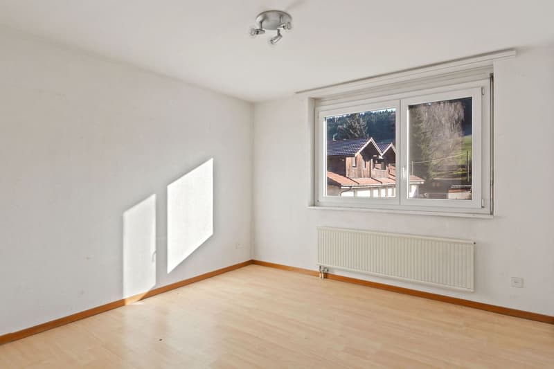 Charmant et spacieux appartement PPE de 4.5 pièces avec balcon, jardin commun et 3 places de parc (5)