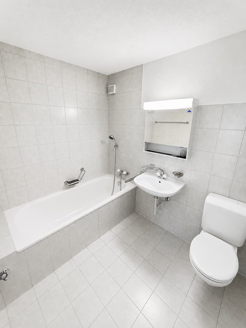 Helle Familienwohnung mit Balkon und 2 Bädern / 2 Parkplätze möglich (2)