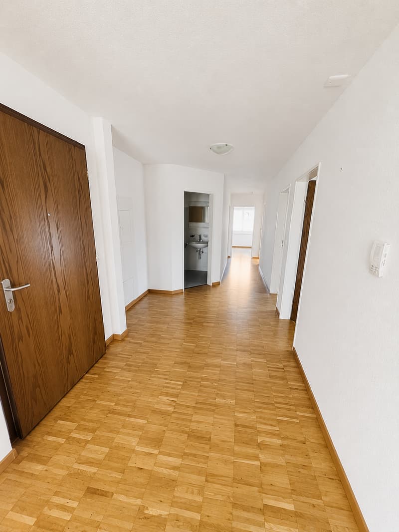 Geräumige 5.5-Zimmer-Wohnung mit Balkon (6)