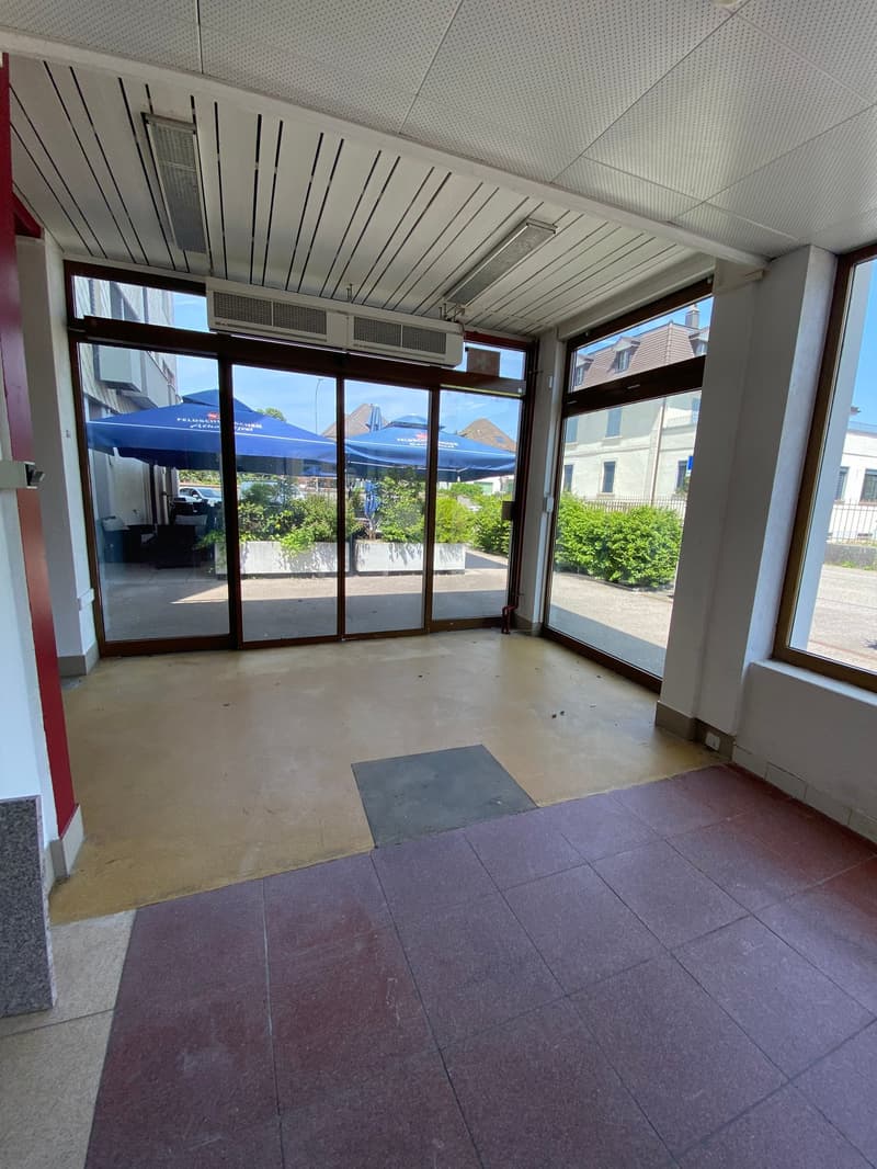 Large windows with a view, tiled floor, ceiling with ventilation system, open space layout