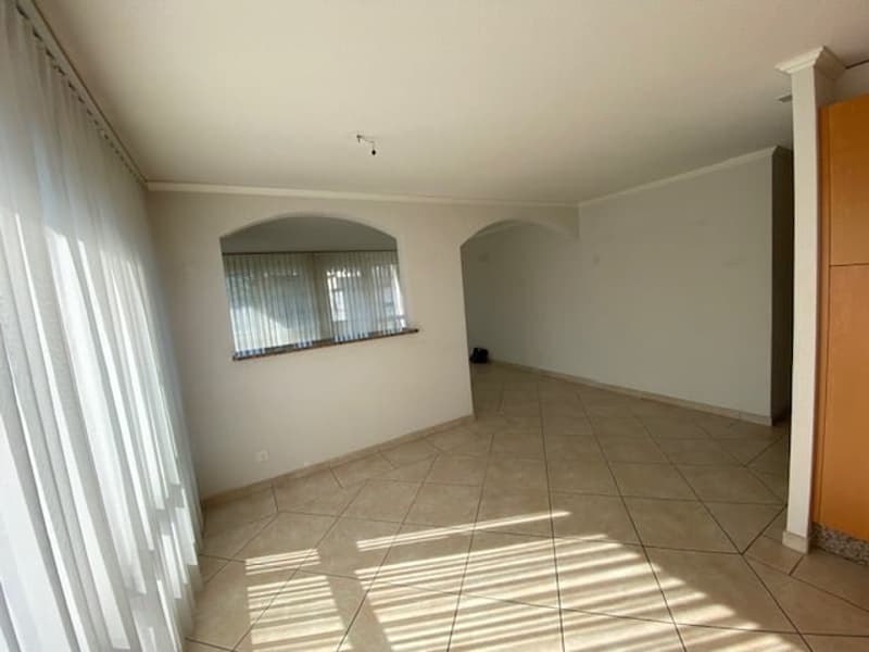 empty room, beige floor, white walls, arched window, large windows, curtains