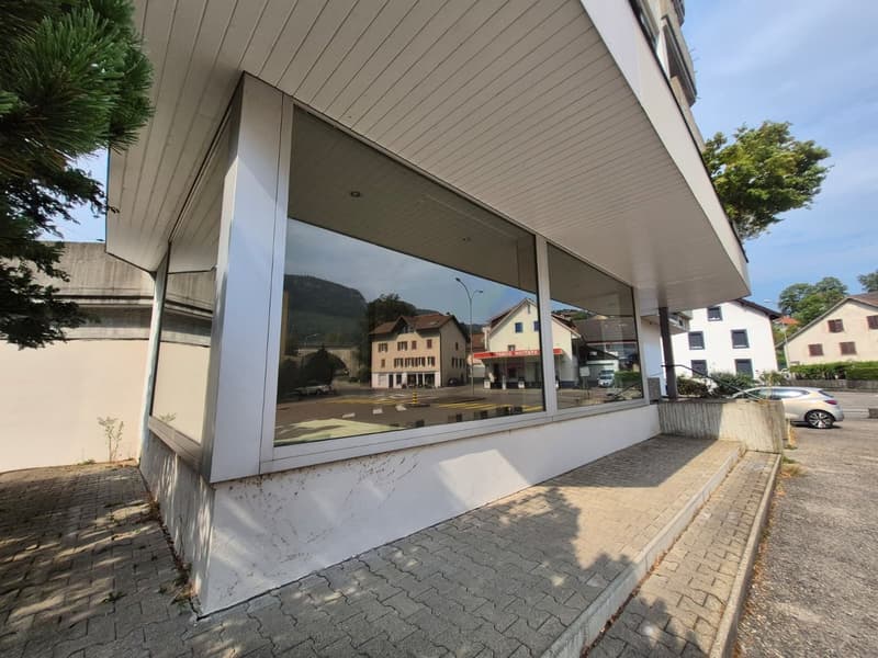 Lumineux et spacieux local commercial au rez-de-chaussée (7)