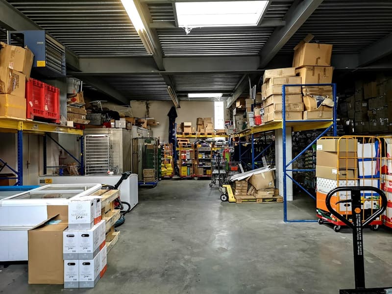 A vendre grande surface polyvalente avec entrepôt, 3 places de parc, 2 appartements (7)