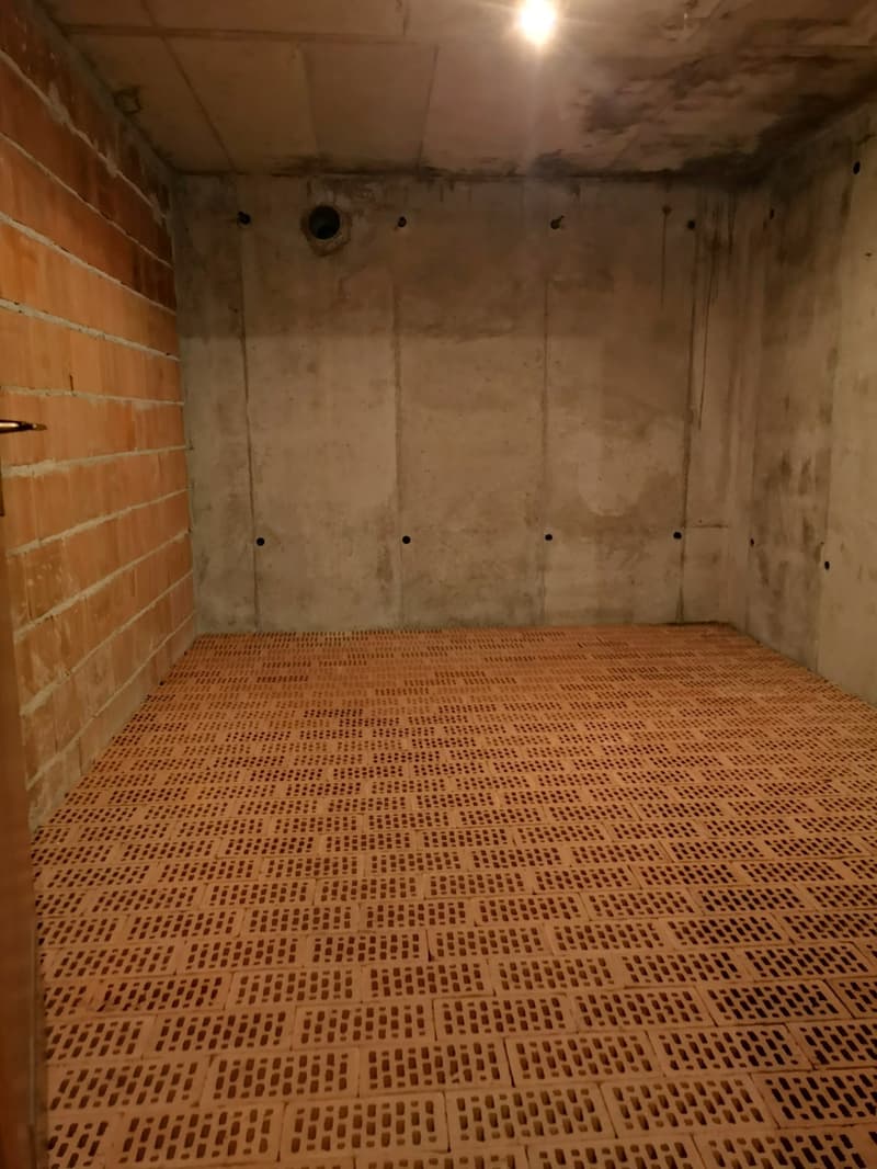Grande maison 5.5pces, env. 120m2, terrain 802m2, avec garage, places de parc, terrasse, bûcher (41)