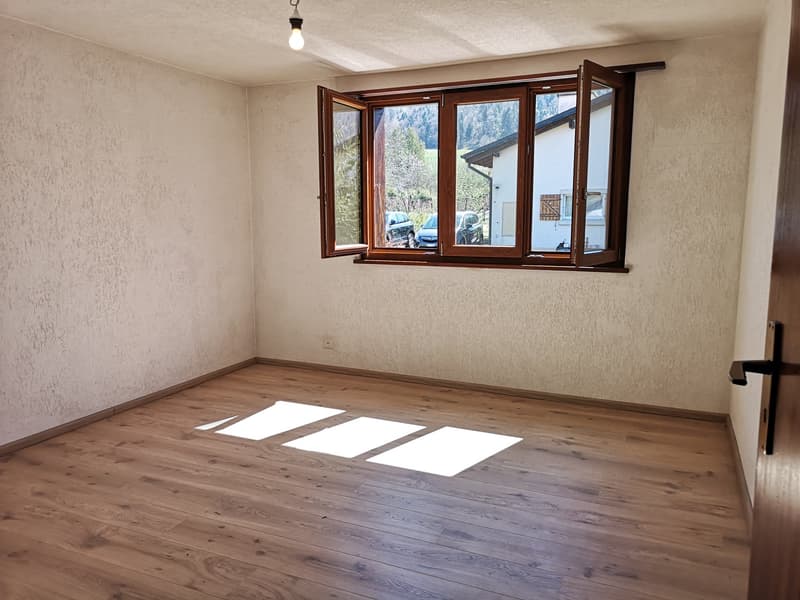 Grande maison 5.5pces, env. 120m2, terrain 802m2, avec garage, places de parc, terrasse, bûcher (18)