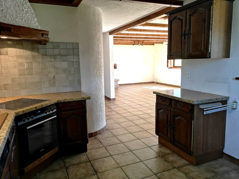 Grande maison 5.5pces, env. 120m2, terrain 802m2, avec garage, places de parc, terrasse, bûcher (26)