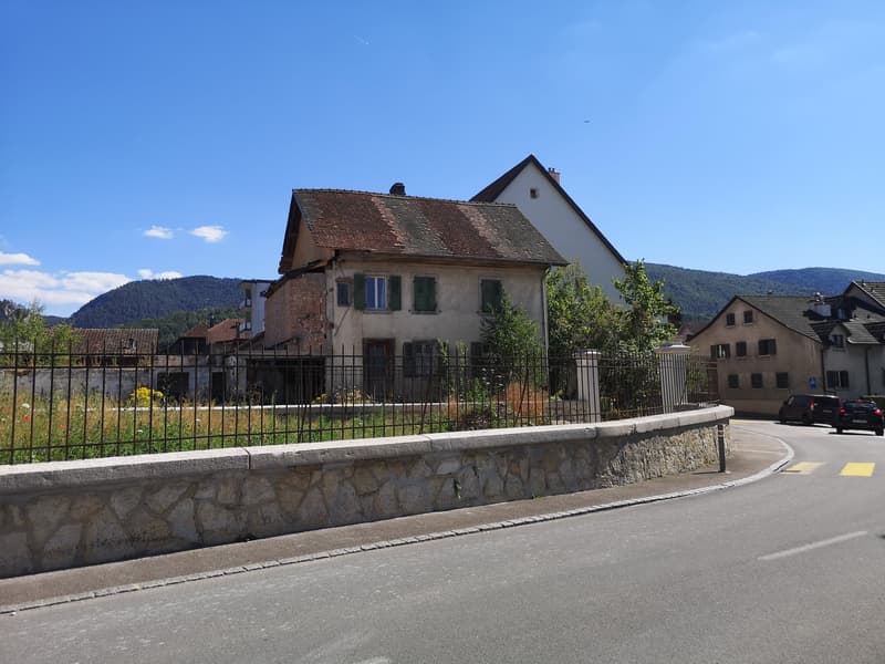 Maison individuelle à rénover complément au centre du village (3)