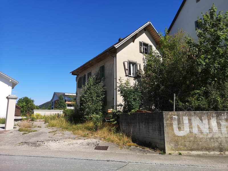 Maison individuelle à rénover complément au centre du village (5)