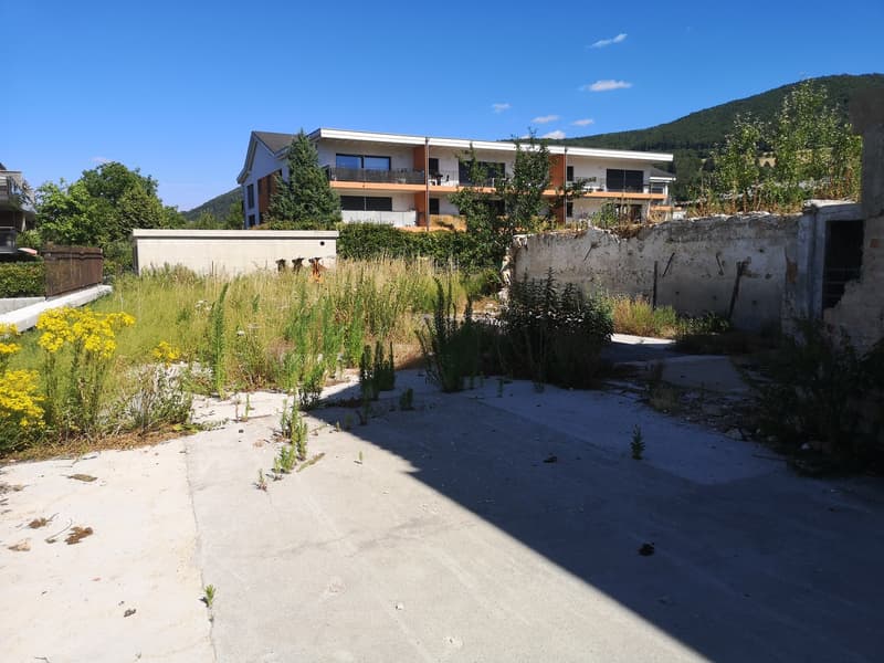 Maison individuelle à rénover complément au centre du village (8)