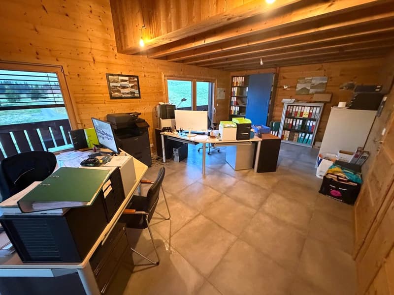 Bureau spacieux à louer à Le Cerneux-Péquignot dans zone artisanale (12)