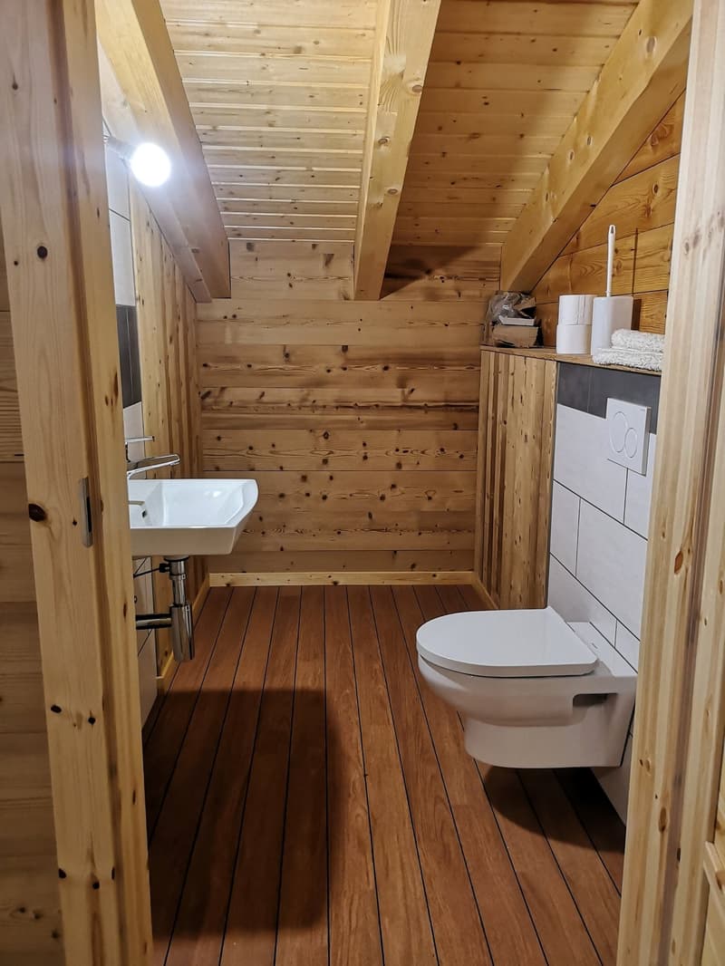 Bureau spacieux à louer à Le Cerneux-Péquignot dans zone artisanale (23)